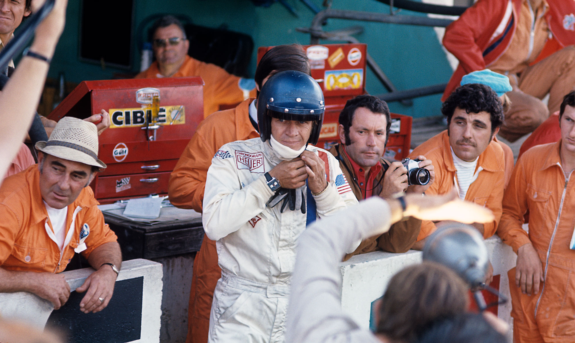 Steve McQueen med Heuer Monaco om håndleddet i filmen 'Le Mans'. Nu kan uret blive dit. Steve McQueens Heuer Monaco på auktion