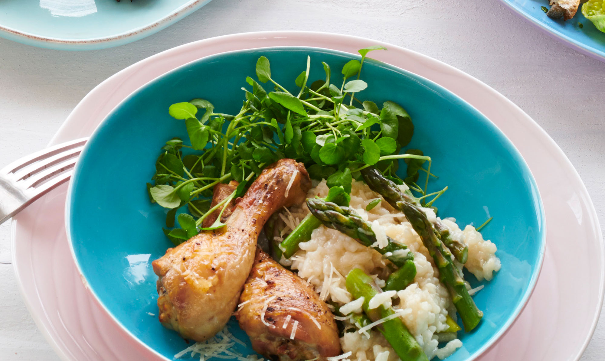 Stegt kylling på risotto med asparges og brøndkarse