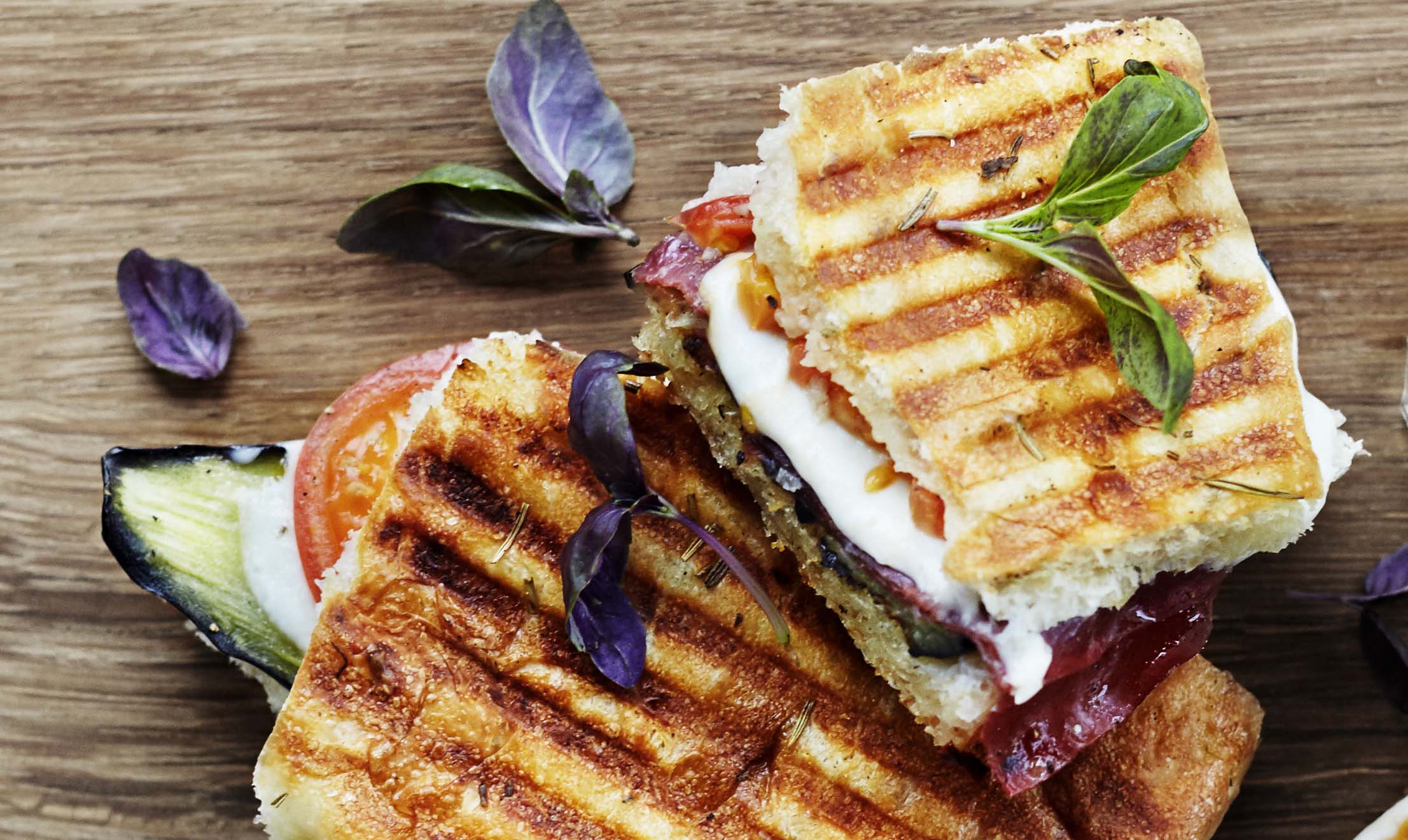 Sprød og lækker panini med aubergine, mozzarella & bresaola. Panini opskrift