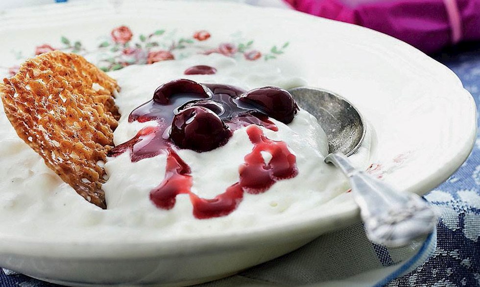 Du kan med fordel forberede din risengrød den 23. december, så du er klar til juleaftensdag. Risalamande og kirsebærsauce