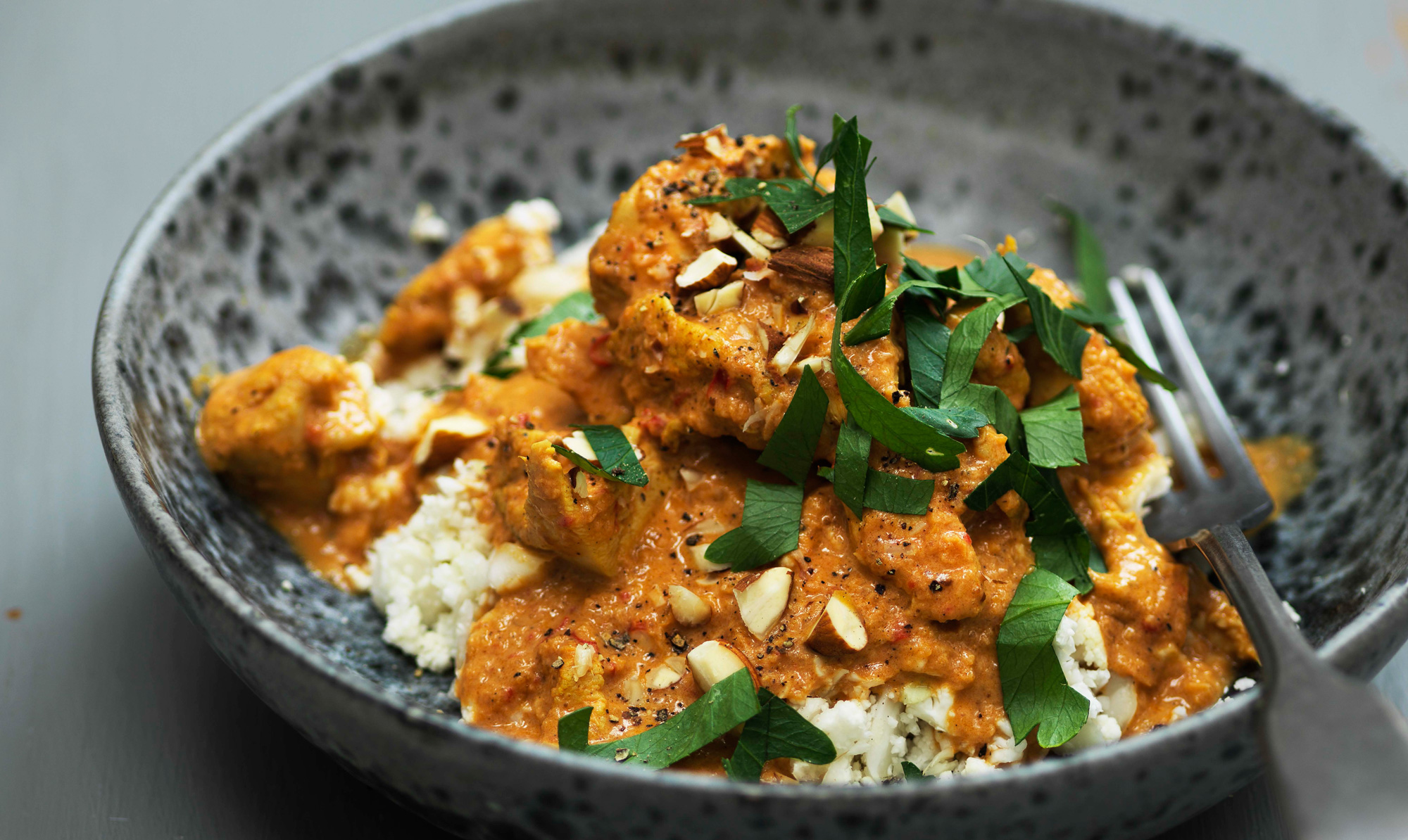 Find opskriften her! KETO opskrift: Chicken korma med blomkålsris