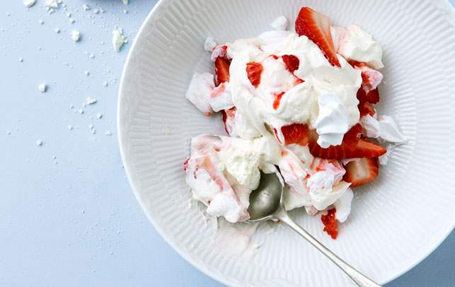 Eton mess med råsyltede jordbær... Eton mess med råsyltede jordbær