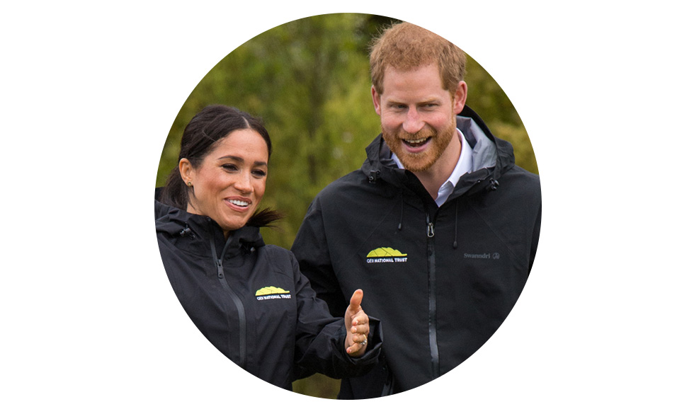 Stjernerne fortæller om øjeblikkelig tiltrækning mellem Harry og Meghan - og om et partnerskab, som er ude på at gøre en forskel - selv hvis det løfter øjenbryn. Harry og Meghan