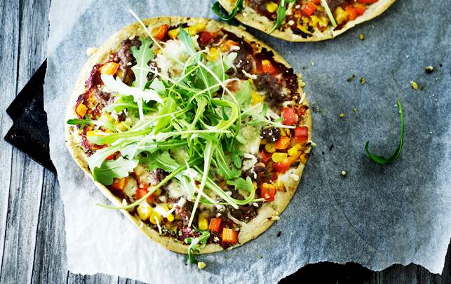 Lækker opskrift på hjemmelavet sund pizza med masser af protein og færre kalorier. Hjemmelavet sund pizza