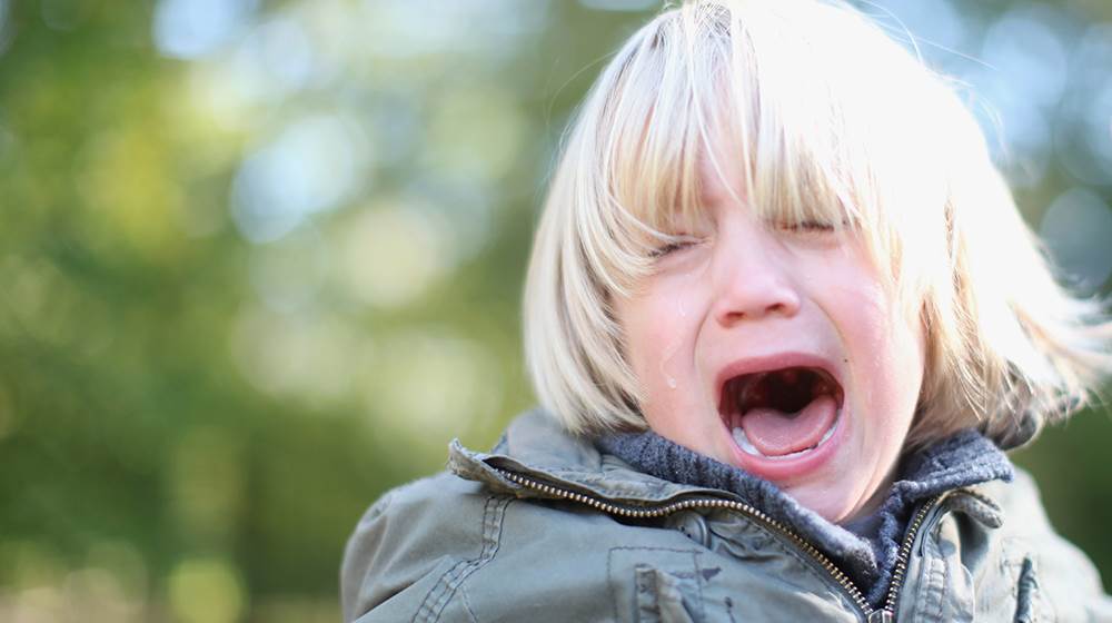 Det gør ondt at falde og slå sig - men hvad gør man egentlig når uheldet er ude? Foto: Colourbox Førstehjælp til babyer og børn