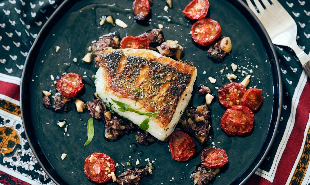 I årets varme måneder kan det være skønt at spise simple måltider bestående af et frisk stykke fisk, lidt nye kartofler og en simpel tapenade. Stegt fisk