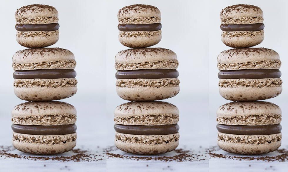 De skønne macarons kræver lidt tålmodighed, men er hvert et sekund værd. macarons med chokolade