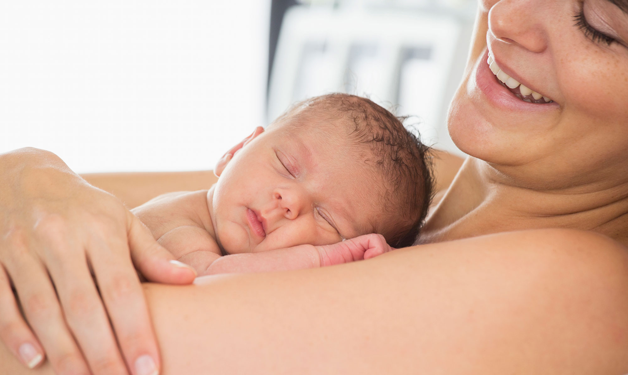 Hud-mod-hud og masser af kram gør godt for babys udvikling. Hud-mod-hud og kram gør godt for babys udvikling.