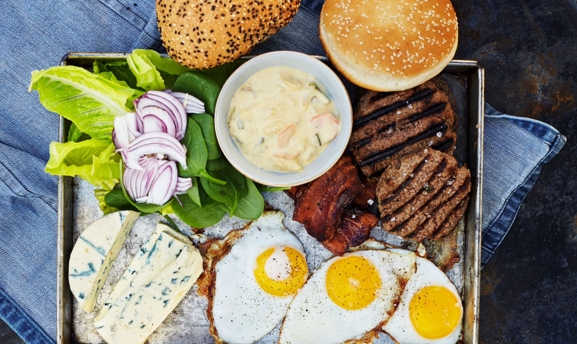 En grillet burger med det lækreste fyld! Grillet burger med blå ost