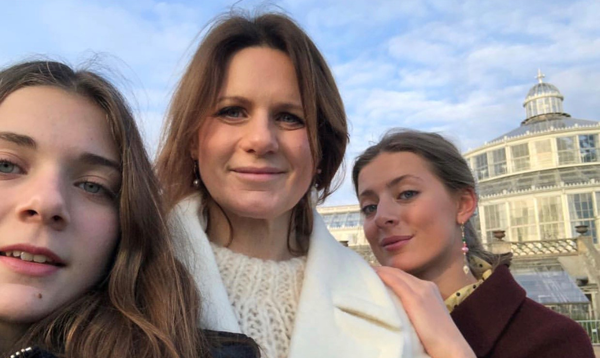 Rikke Dal Støttrup med sine to døtre. Kvindernes kampdag unge kvinder