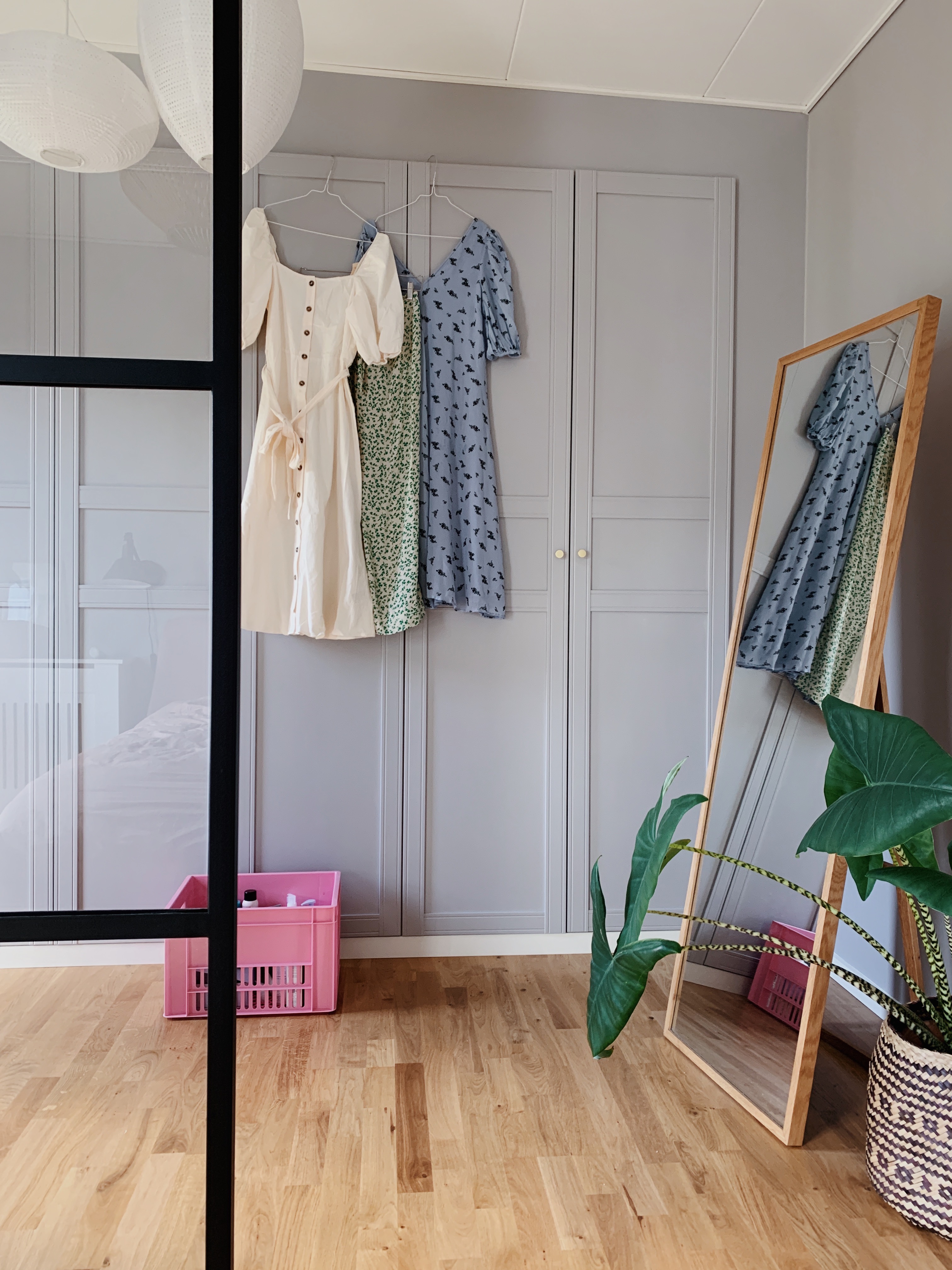 Parret har selv bygget de indbyggede skabe, som er et IKEA-hack på IKEA’s PAX moduler.