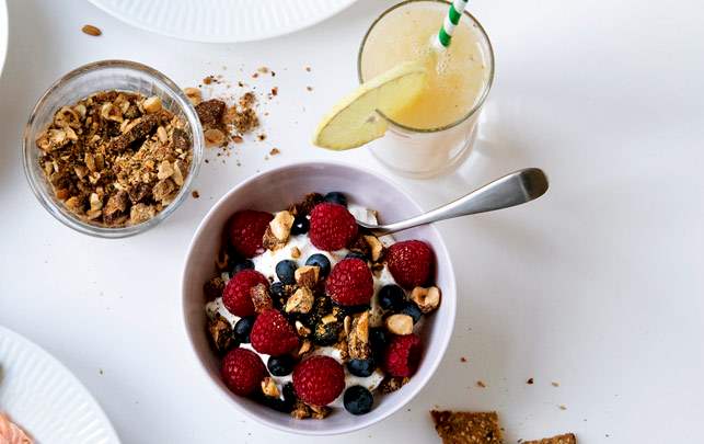 Skyr med sød dukkah og bær Skyr med sød dukkah og bær