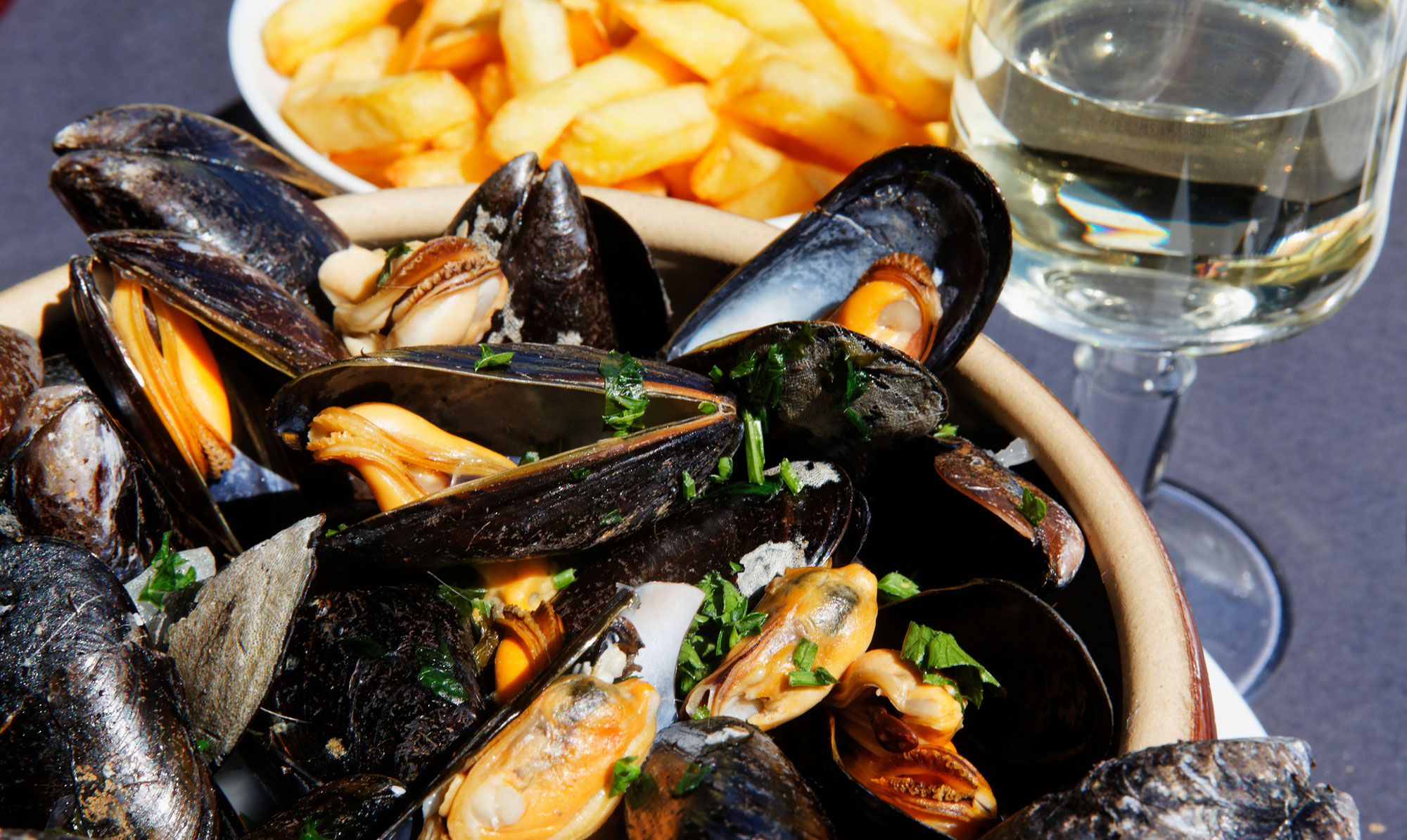 Med udgangspunkt i en af sæsonens favoritspiser har âMoules Frites-festivalenâ set dagens lys på en række danske restauranter. Moules Frites-festival København, Aalborg, Roskilde og Rungsted
