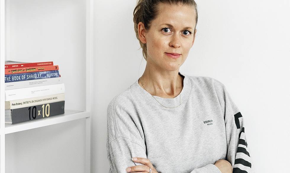 Karen Marie Groth i sweatshirt fra Weekday. Karen Marie Groth fra Beautyhero om sin garderobe