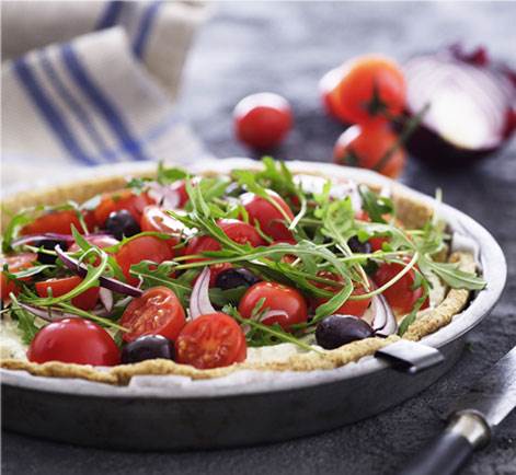 Grov tærte med fetacreme og salat
