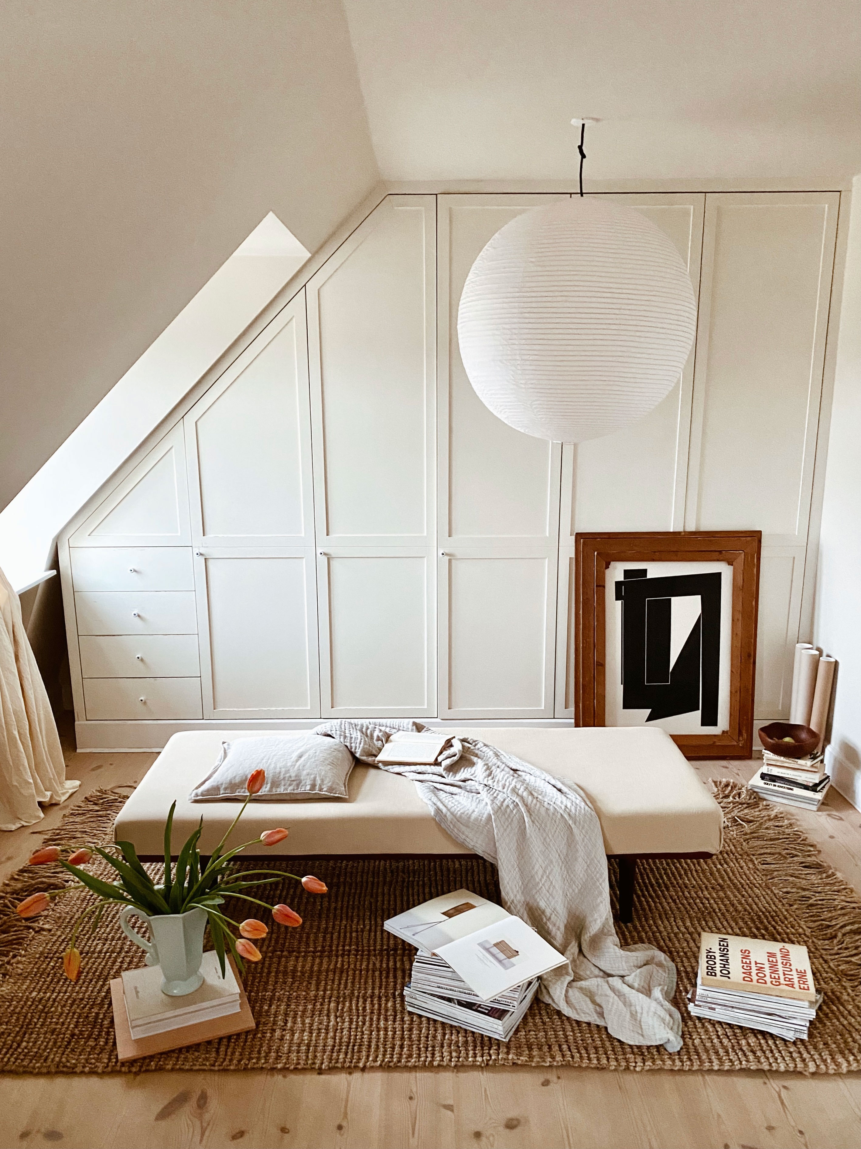 Daybedden er en vintage Wegner-model, tæppe fra Jotex og rispapirlampe fra HAY.
