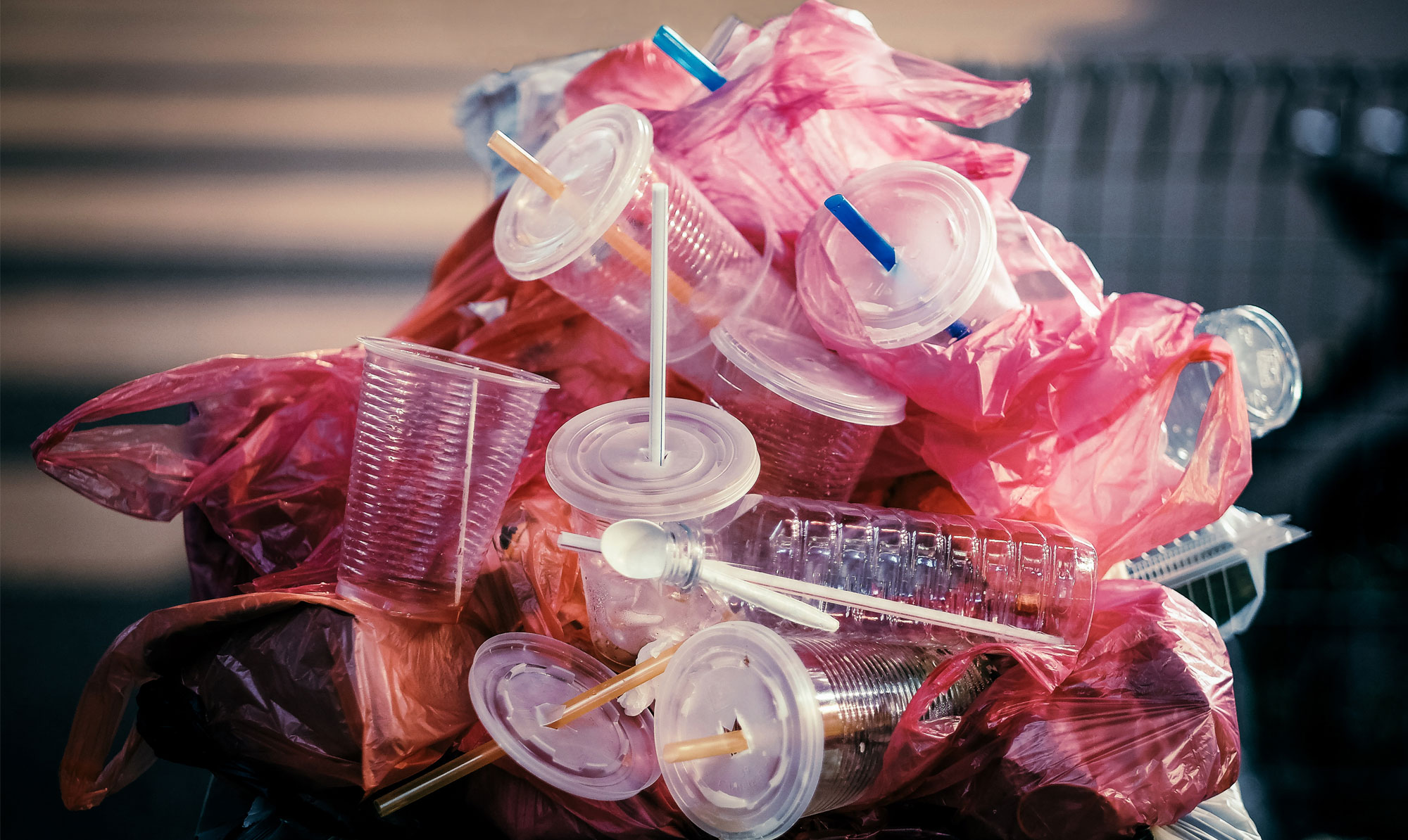 Det anslås, at der er 150 ton plastik i verdenshavene, og at der årligt udledes ca. 9 mio. ton. Plastikaffald