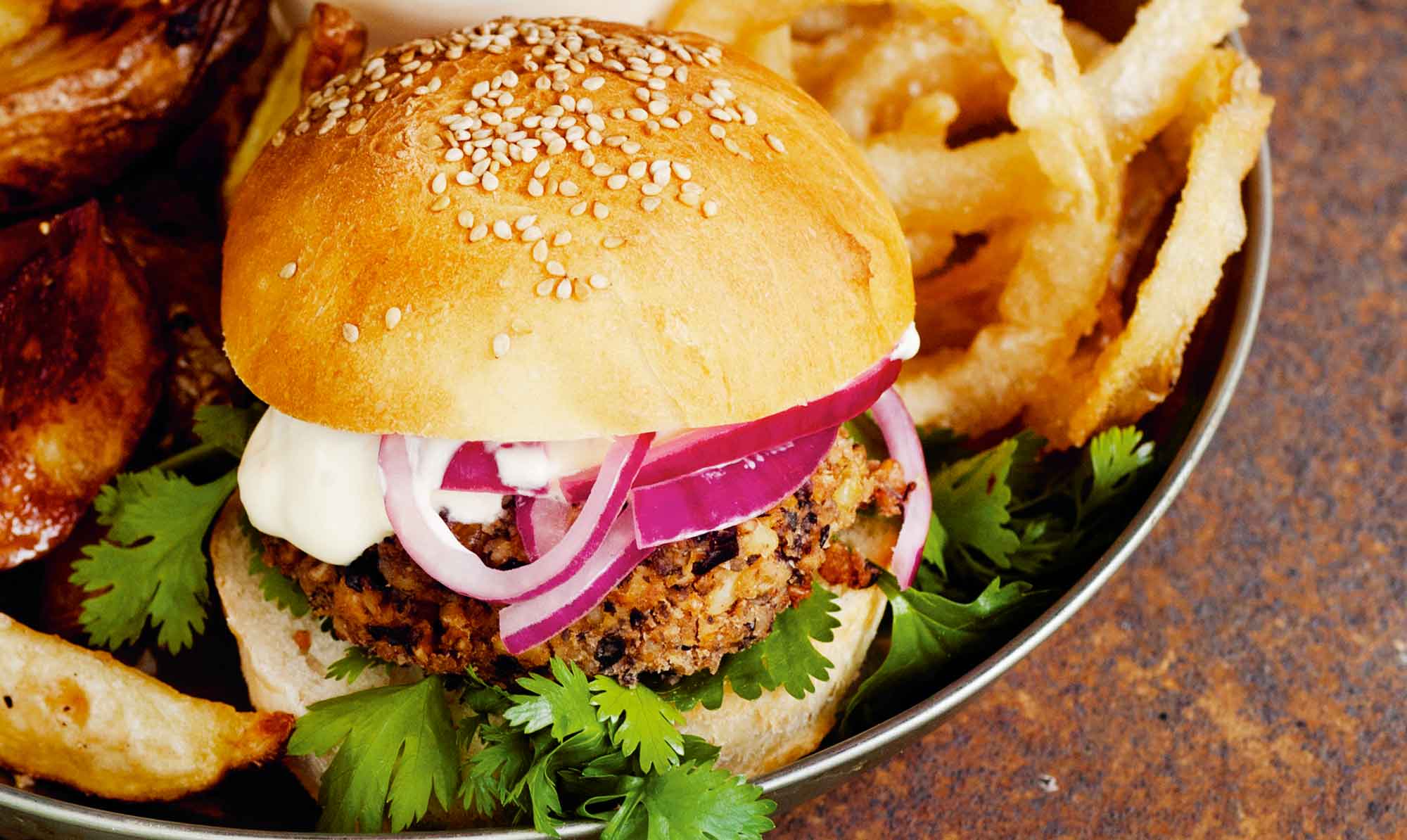 Har du lyst til hjemmelavet junkfood er der hjælp at hente i en ny kogebog,
der hylder alle de elskede retter, denne gang bare i en vegetarudgave. vegetarburger