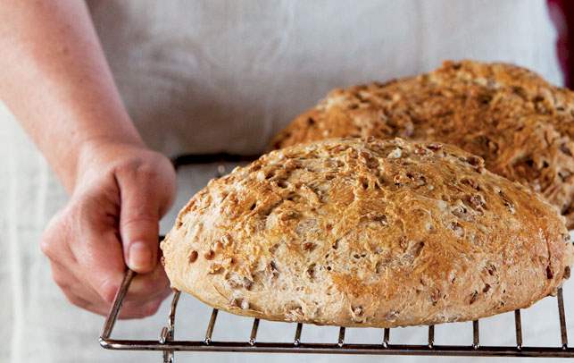 Det må være et af de lækreste brød der findes. Opskrift på kærnemælksbrød med hvedekerner