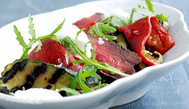 Grillede grøntsager og flankesteak Opskrift på grillede grøntsager og flankesteak