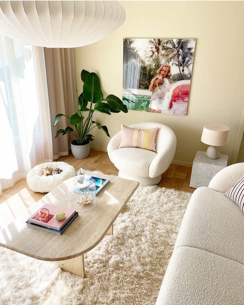 Billedet på væggen har Rikke selv printet ud og hængt op. Sofaen i boucle er fra Sofa Company og lænestolen er fra Bloomingville.