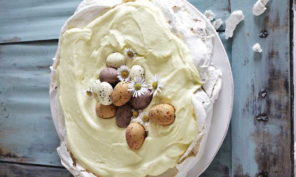 Server en smuk påskedessert som afslutning på en hyggelig påskefrokost, eller som lidt ekstra lækkert til eftermiddagskaffen i påskedagene. Pavlova med citronfromage og påskeæg