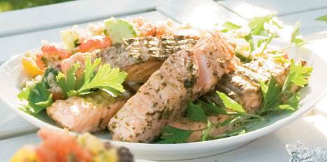 Grillstegt laks med couscoussalat