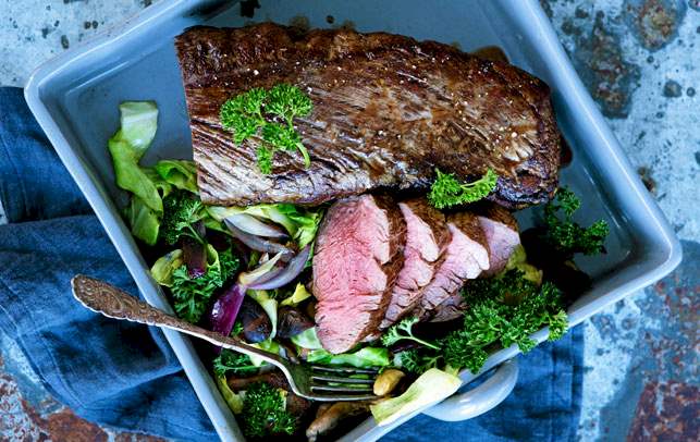 Helstegt oksemørbrad og svampesauté med spidskål Helstegt oksemørbrad og svampesauté med spidskål