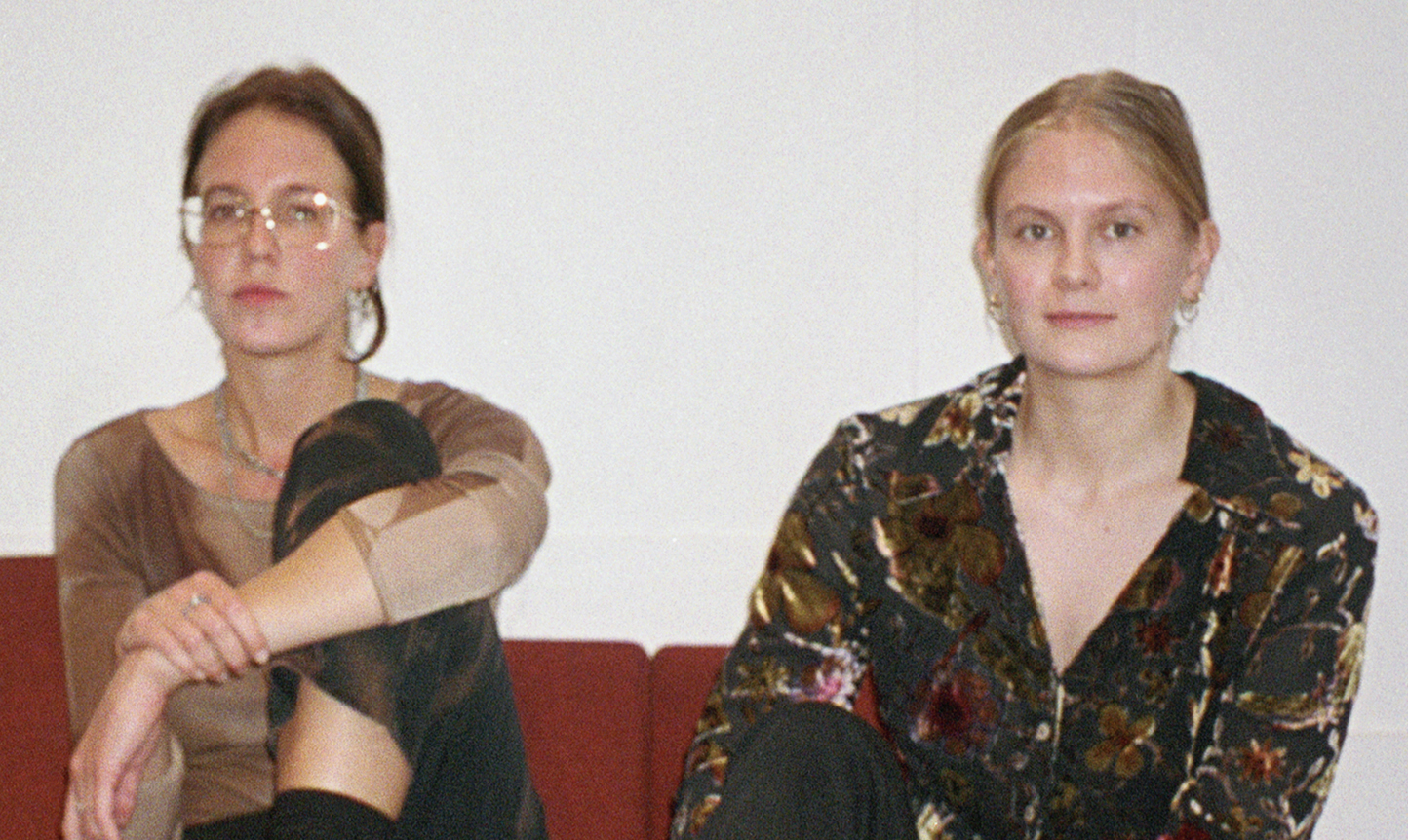 Kunsten er alle steder, siger Nanna Friis (tv.) og Emma Holten. Det er bare om at komme ud og opleve den. Nanna Friis og Emma Holten