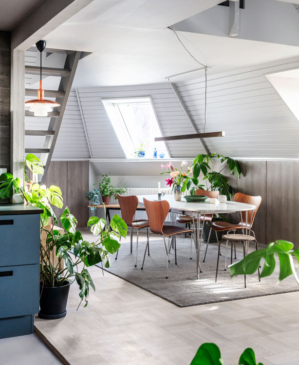 Spisebordet står i den ene ende af stuen modsat sofaen i Katharinas lejlighed