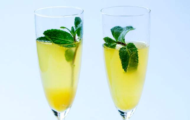 Velkomstdrink: Bobler med ingefær, citrus og mynte Opskrift på velkomstdrink: Bobler med ingefær, citrus og mynte