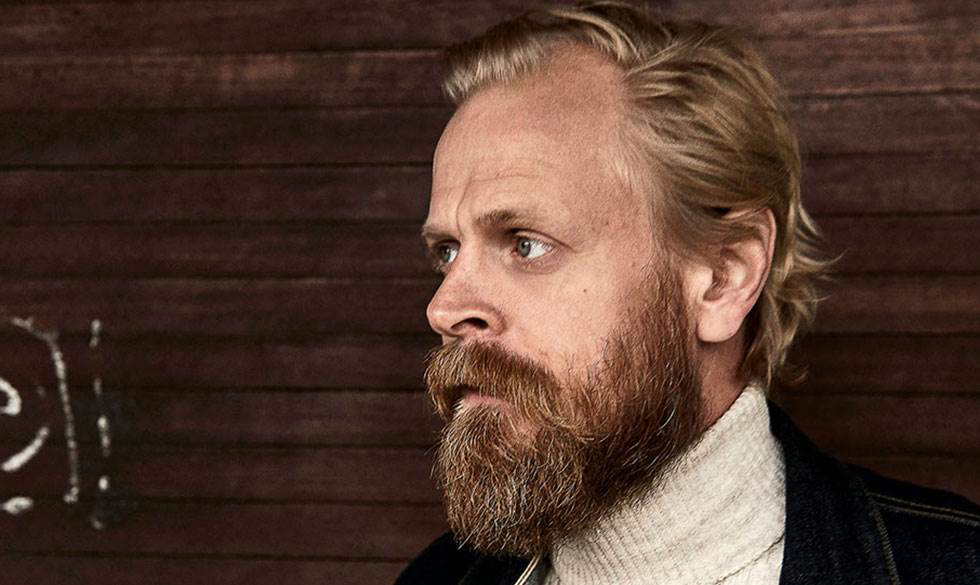 Carsten Bjørnlund er 46 år og skuespiller. Han er bl.a. kendt fra tv-serierne ”Arvingerne” og ”Rita”. Aktuel i forestillingen ”Leg med ild” på Betty Nansen Teatret. Gift med Christie Fals. Far til parrets fælles datter, Ziggy, 3, samt drengene Bertram, 16, og Vilfred, 11, fra et tidligere forhold. Carsten Bjørnlund