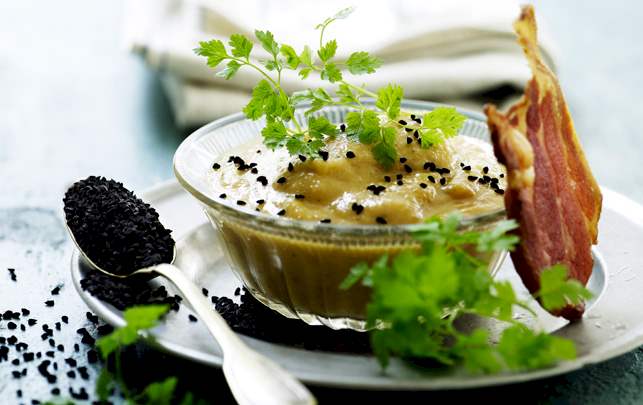 Stærk blomkålssuppe med gurkemeje og koriander. Stærk blomkålssuppe med gurkemeje og koriander