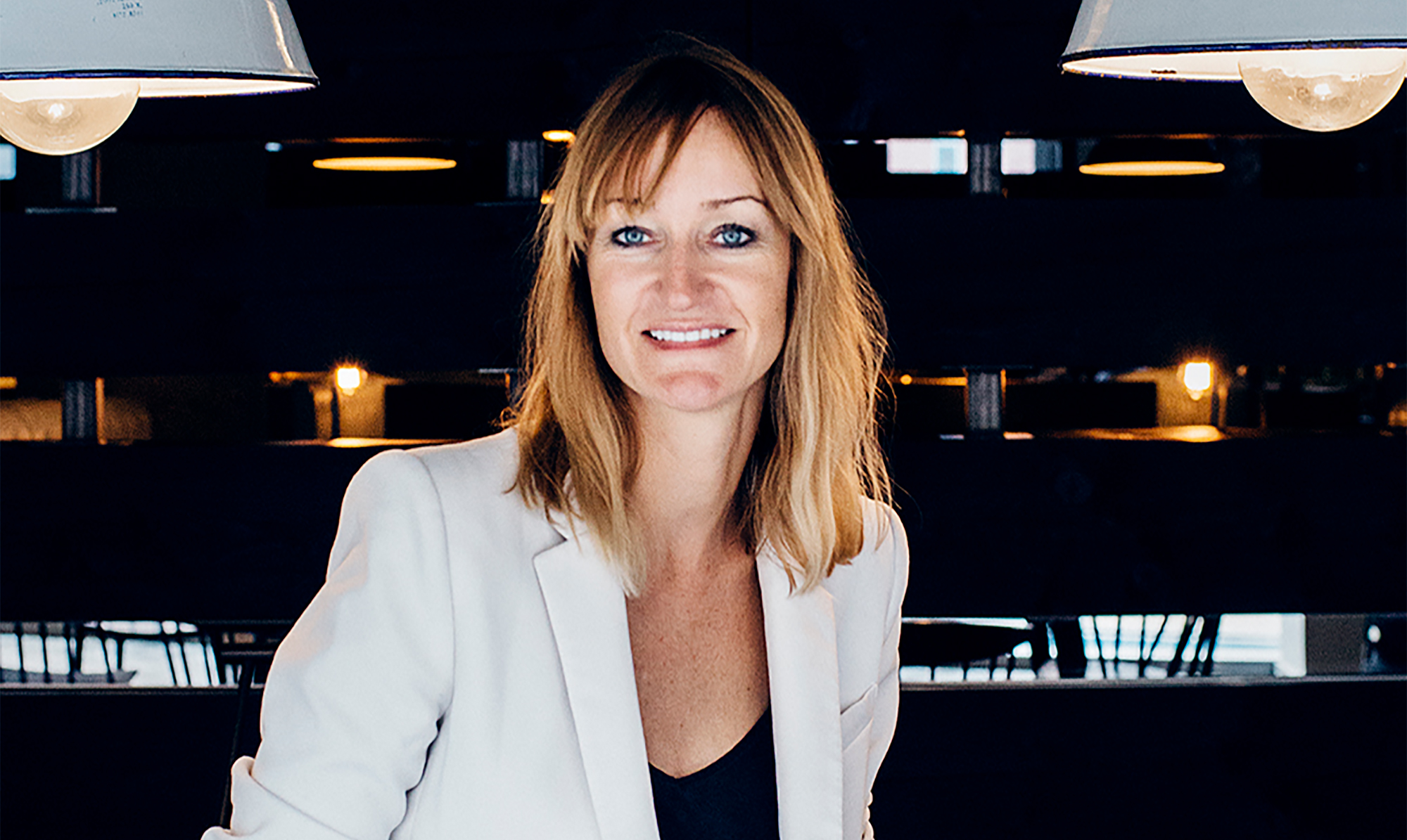 Bea Johnson (f. 1974) arbejder fuld tid med Zero Waste-bevægelsen som foredragsholder og konsulent. Hun er gift med Scott David Johnson, der arbejder som selvstændig miljørådgiver. De bor i Californien med deres to teenagere, Leo på 17 og Max på 19 år. Bea Johnson