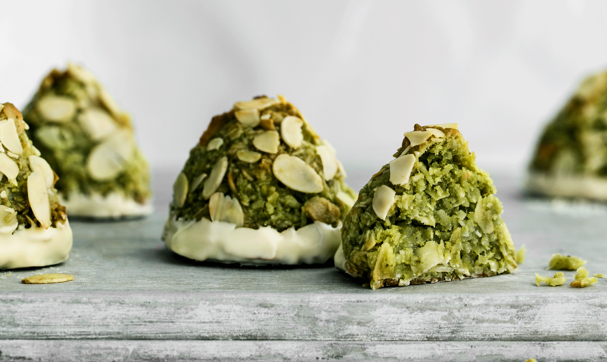 Find opskriften på de fine kokostoppe her. Matcha kokostoppe