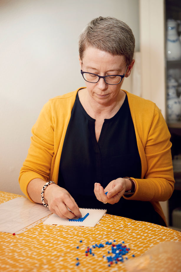 Når hun skal afprøve detaljerne i en idé, bruger Anne Mette gerne en perleplade.