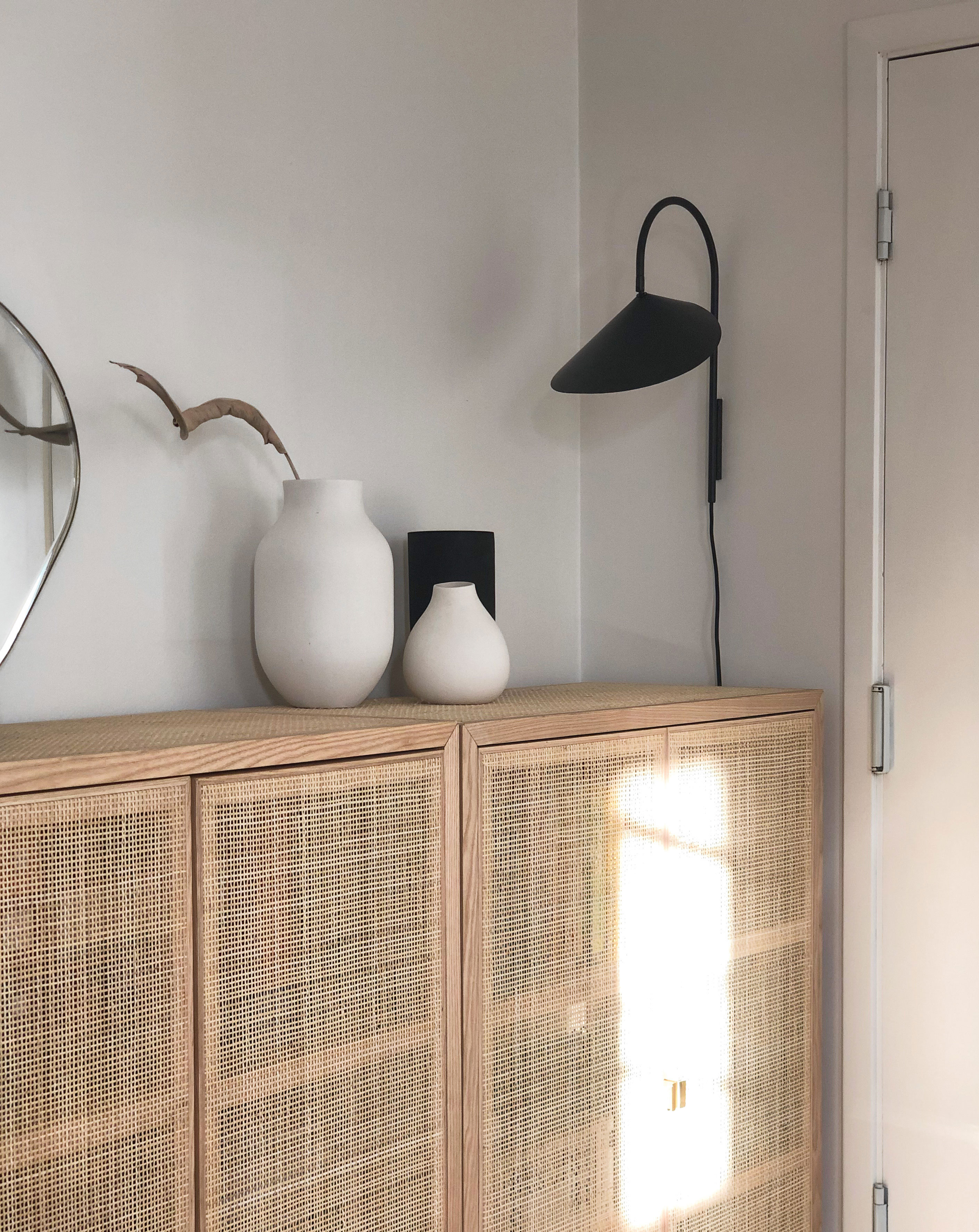 Væglampen med det japanske udtryk er fra Ferm Living.