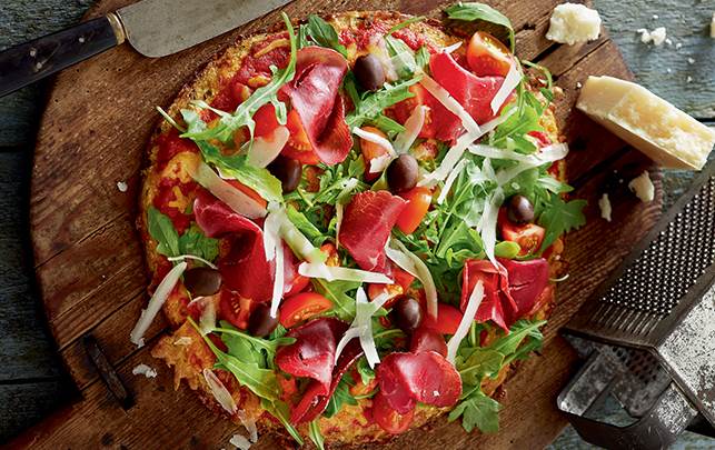 Det er super nemt og lækkert at lave en pizzabund af blomkål. Opskrift på blomkålspizza