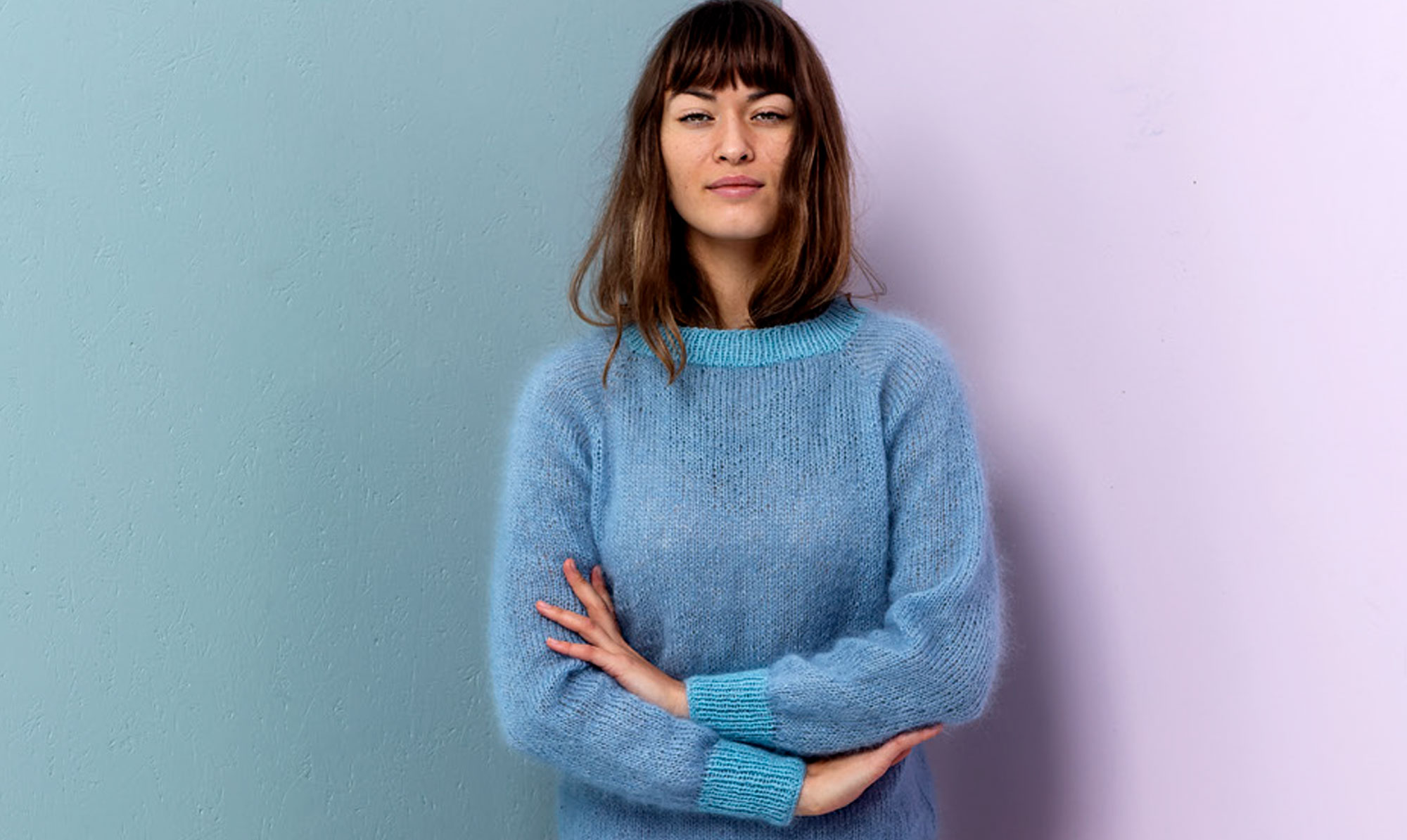 Strikket i blød mohair. Blå bluse med kontrastkanter
