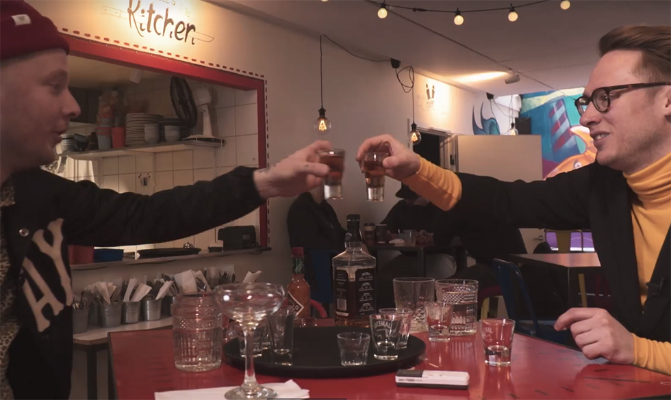 Se nyt afsnit af Wuf & Worldman: Arthur og Karl Iver går på druk og får en genial idé