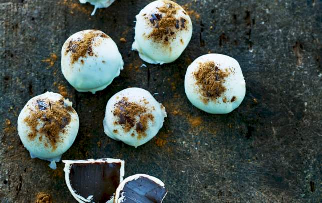 Karameltrøffelkugler med lakrids Karameltrøffelkugler med lakrids