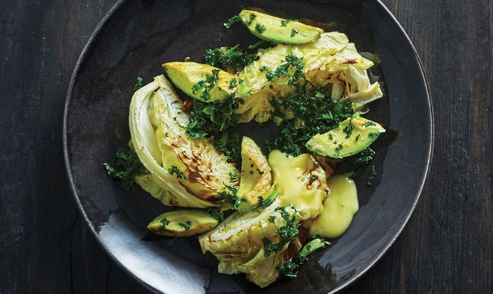 Stegt spidskål med avocado, grønkål og hollandaise. Stegt spidskål med avocado, grønkål og hollandaise