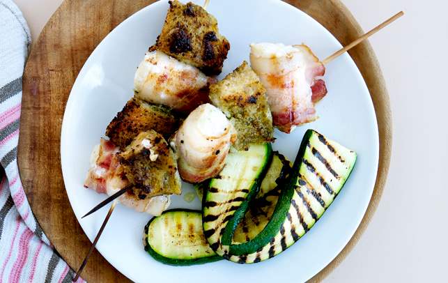 Grillede tigerrejer, kyllinglår i skøn marinade, fisk, flanksteak, grøntsager & grilldesserter. Spændende opskrifter til grill
