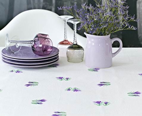 Broderet dug med lilla krokus fra Hendes Verden