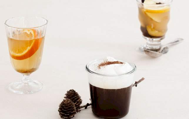 Varme juledrikke: Hvid gløgg, rom toddy og julekaffe varmer godt om vinteren. Varme juledrikke: Opskrifter på hvid gløgg, romtoddy og julekaffe