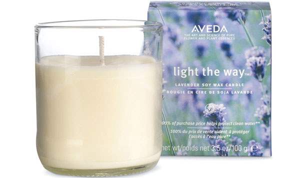 Økologisk lavendellys fra Aveda, 215 kr. Lyset kan købes fra start april og al overskud går til rent drikkevand verden over. Lækre dufte giver lækre drømme