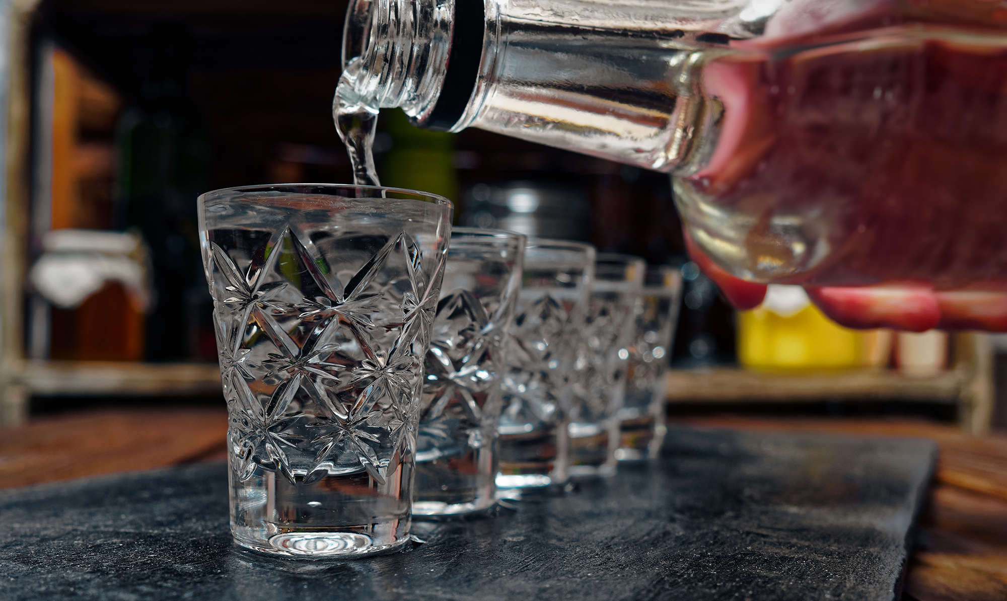 Den ultimative guide til vodka: De bedste drinks cocktails og flasker til prisen