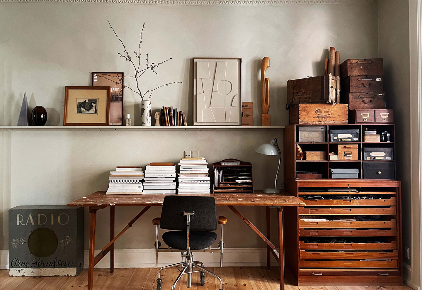 Kontoret er primært vintage og loppefund fra Tingfinderiet, Paris, Dukkehuset i Struer og DBA. Skulpturen er fra Handcrafted og billedet er fra Atelier Plateau.