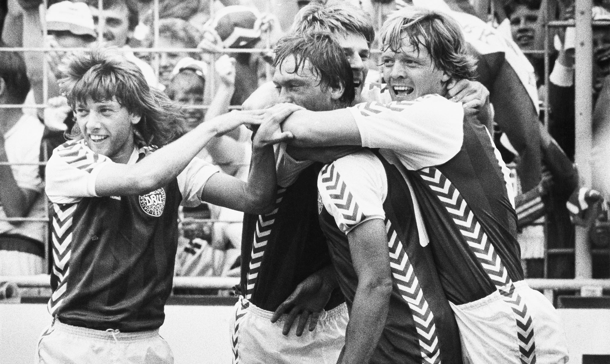Fra dansk fodbolds guldalder. Jesper Olsen var en central medvirkende på 80’er-landsholdet. Her fejrer han sammen med Michael Laudrup og Søren Lerby, at Preben Elkjær har scoret mod Sovjetunionen i Idrætsparken i 1985. Leder: "Jesper Olsens mål mod England den aften i Idrætsparken glemmer jeg ikke"