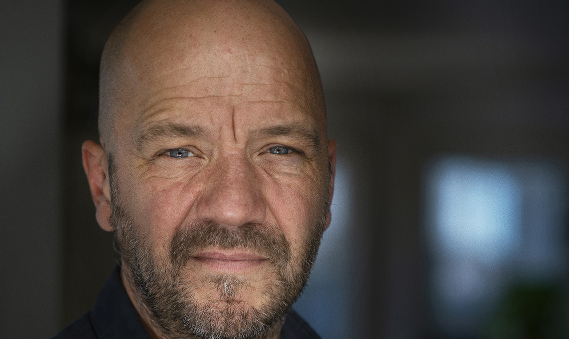 Benjamin Boe Rasmussen er 53 år og skuespiller. Bl.a kendt fra filmen ”Den som dræber” og tv-serien ”Livvagterne”. Aktuel i musicalen ”Den skaldede frisør”. Gift med skuespiller Ditte Hansen. Sammen har de drengene Thor og Asger. Benjamin Boe Rasmussen